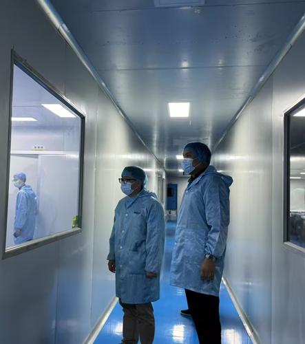 Посещение фабрики гостем на выставке MEDICA в Германии; Изучение новых возможностей на европейском медицинском рынке