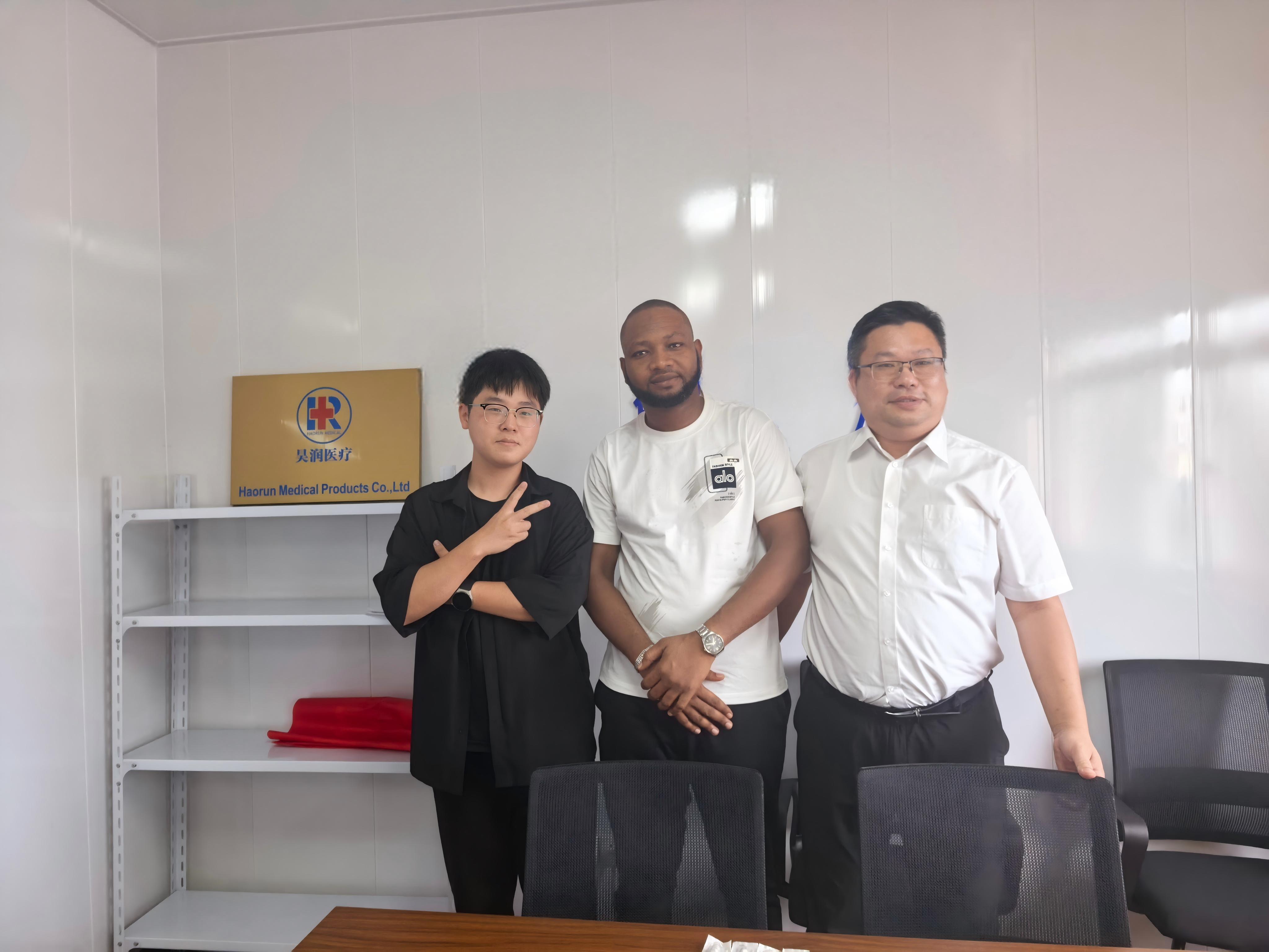 Клиенты размещали заказ на месте после посещения завода Haorun Medical.